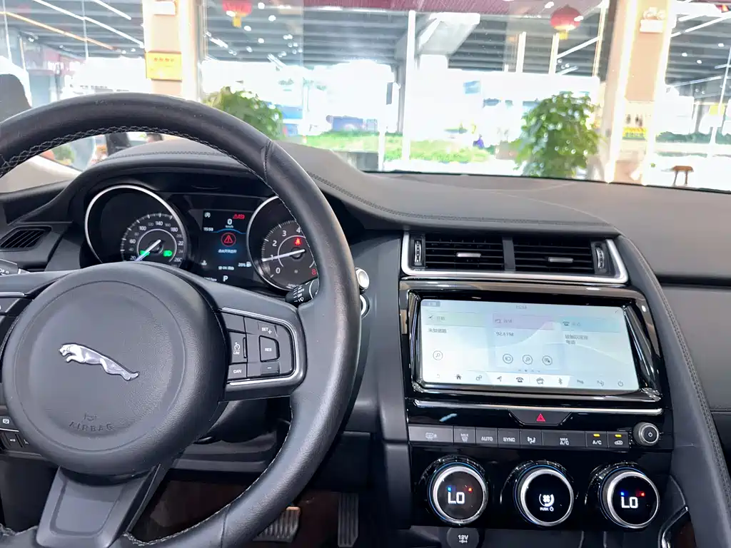 Jaguar E-PACE 2020 — фото 10