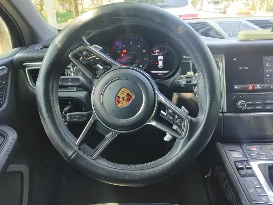 Porsche Macan 2017 — фото 15