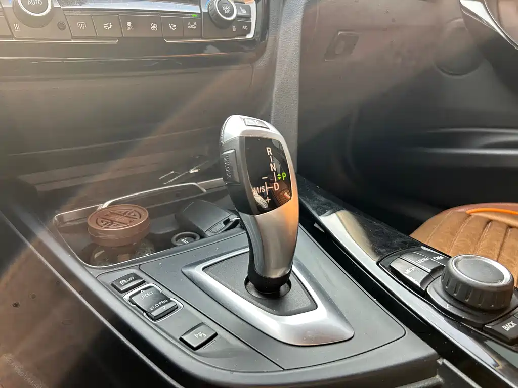 BMW 3 Series 2018 — фото 15