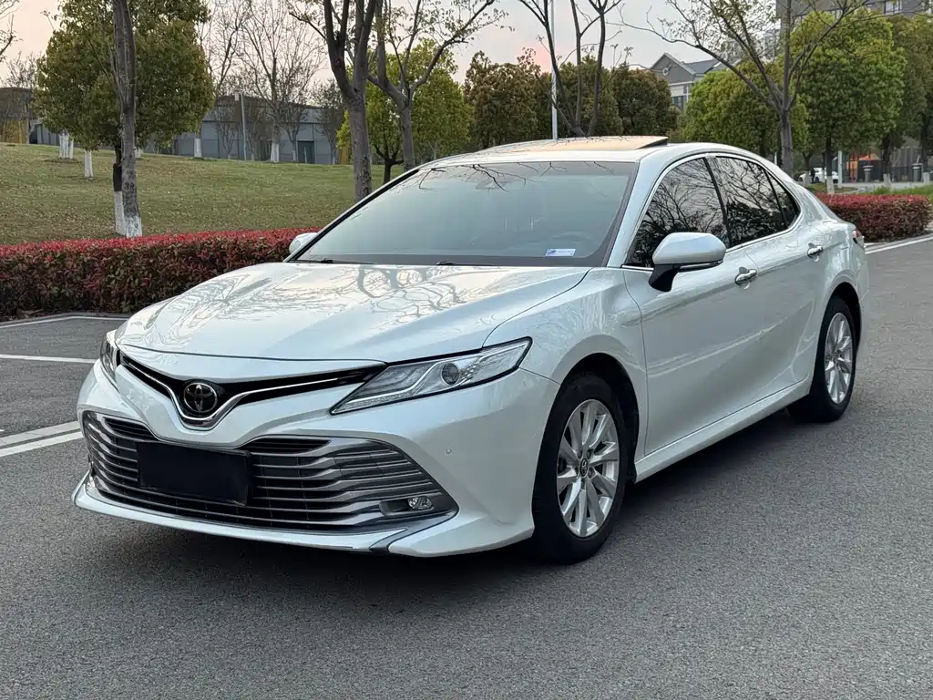 Toyota Camry 2021 — фото 1