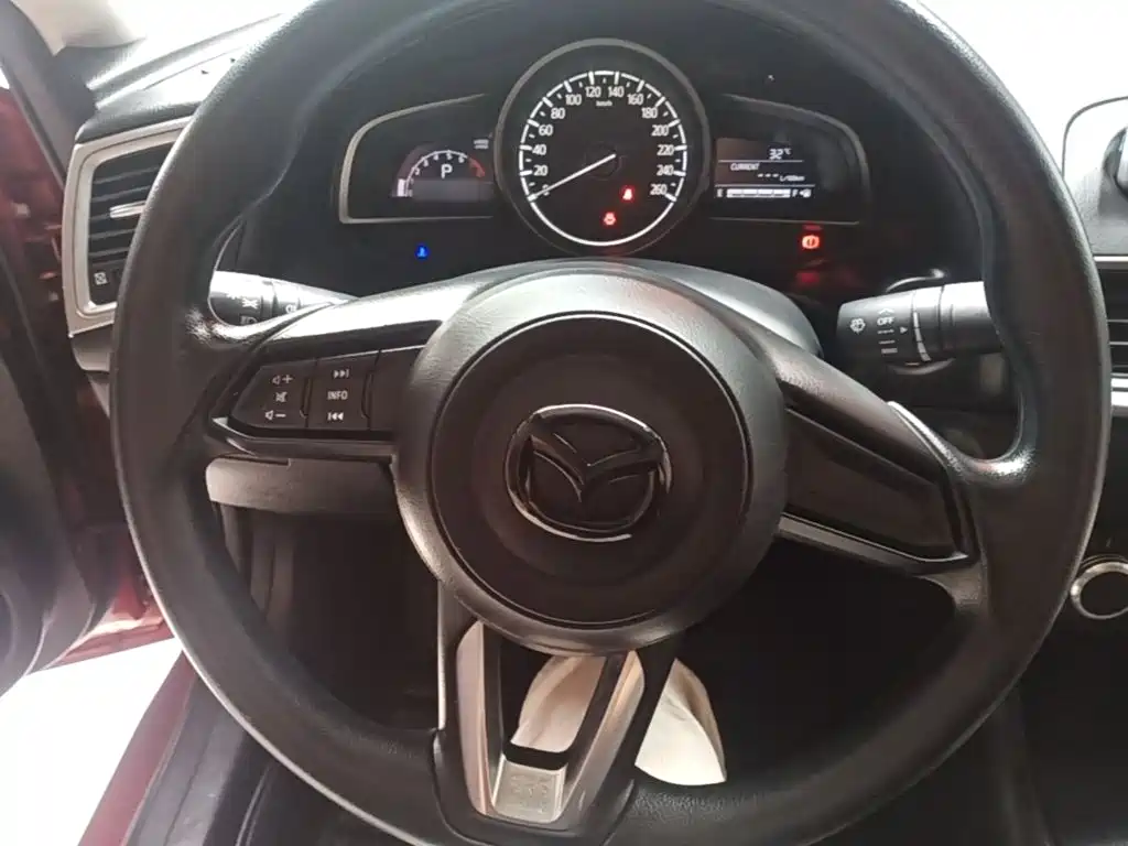 Mazda 3 Axela 2017 — фото 11
