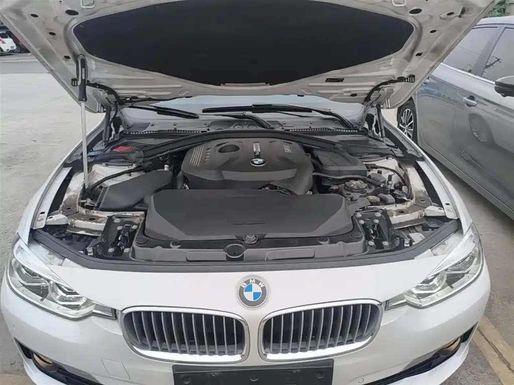 BMW 3 Series 2018 — фото 20