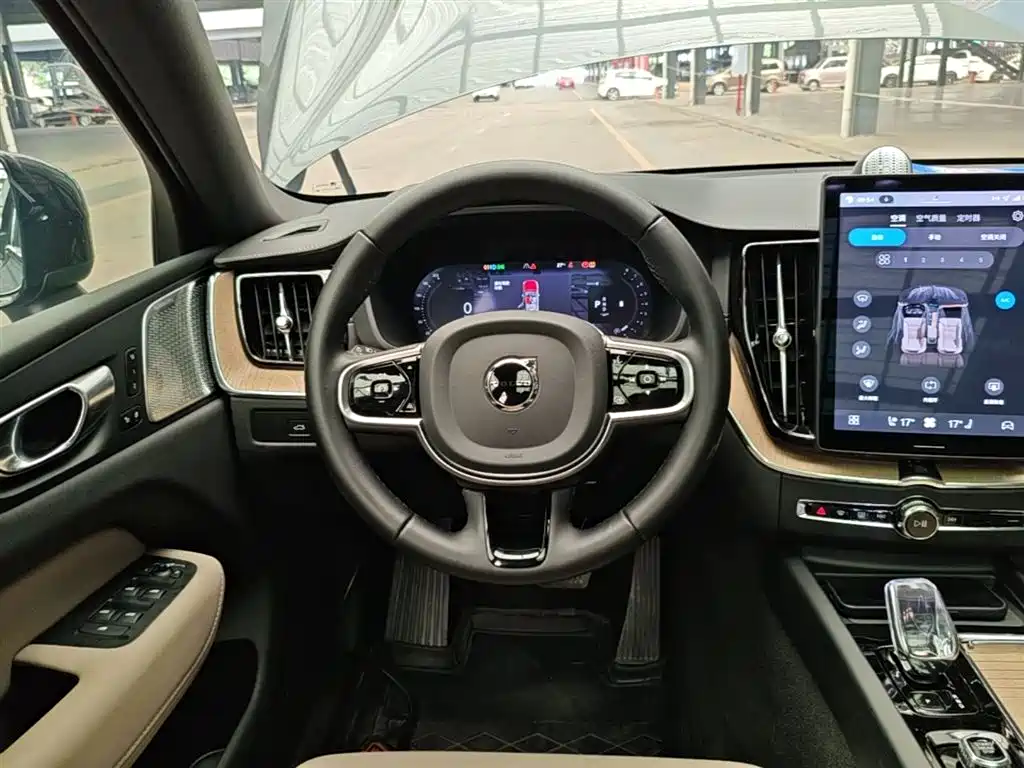 Volvo XC60 2025 — фото 11