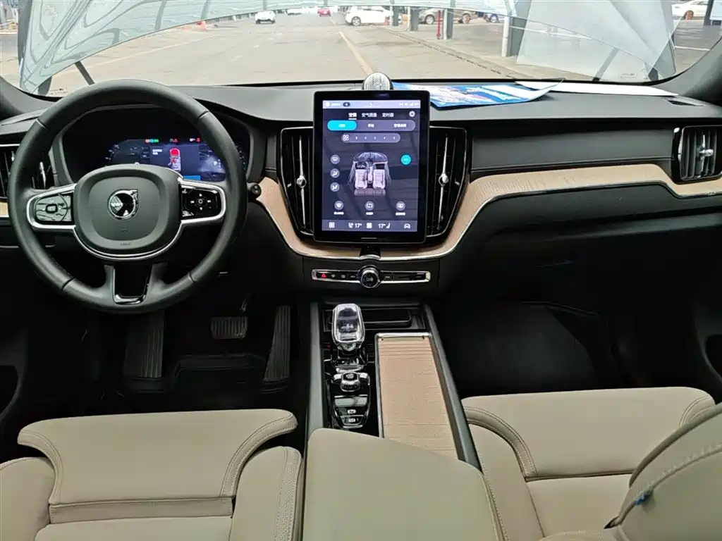 Volvo XC60 2025 — фото 13