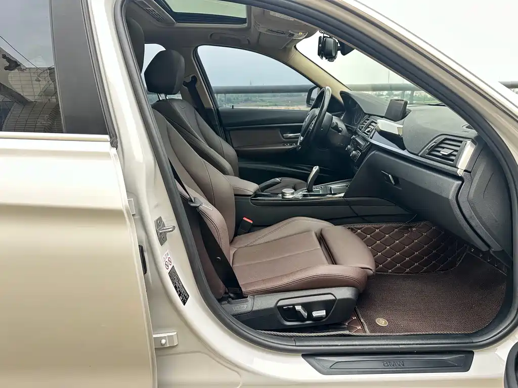 BMW 3 Series 2019 — фото 18