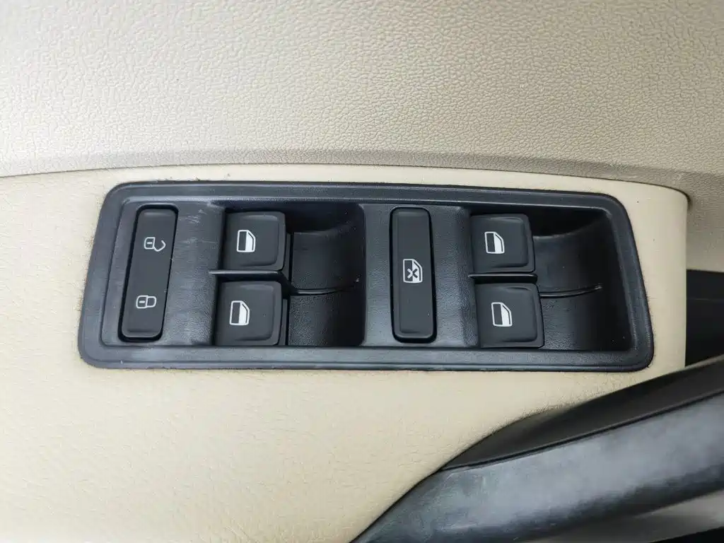 Skoda Rapid 2015 — фото 9