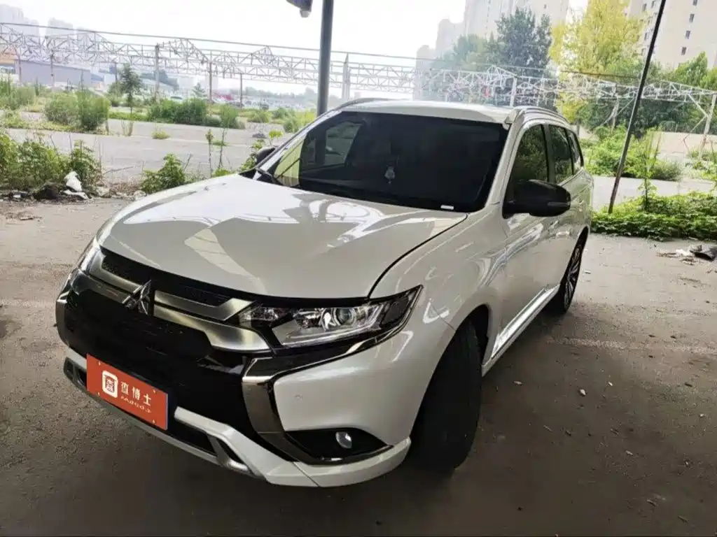 Mitsubishi Outlander 2022 — фото 1