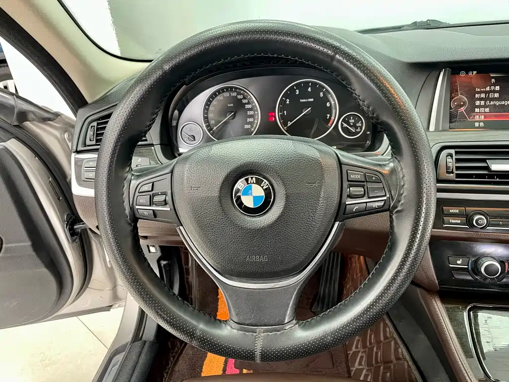 BMW 5 Series 2015 — фото 15