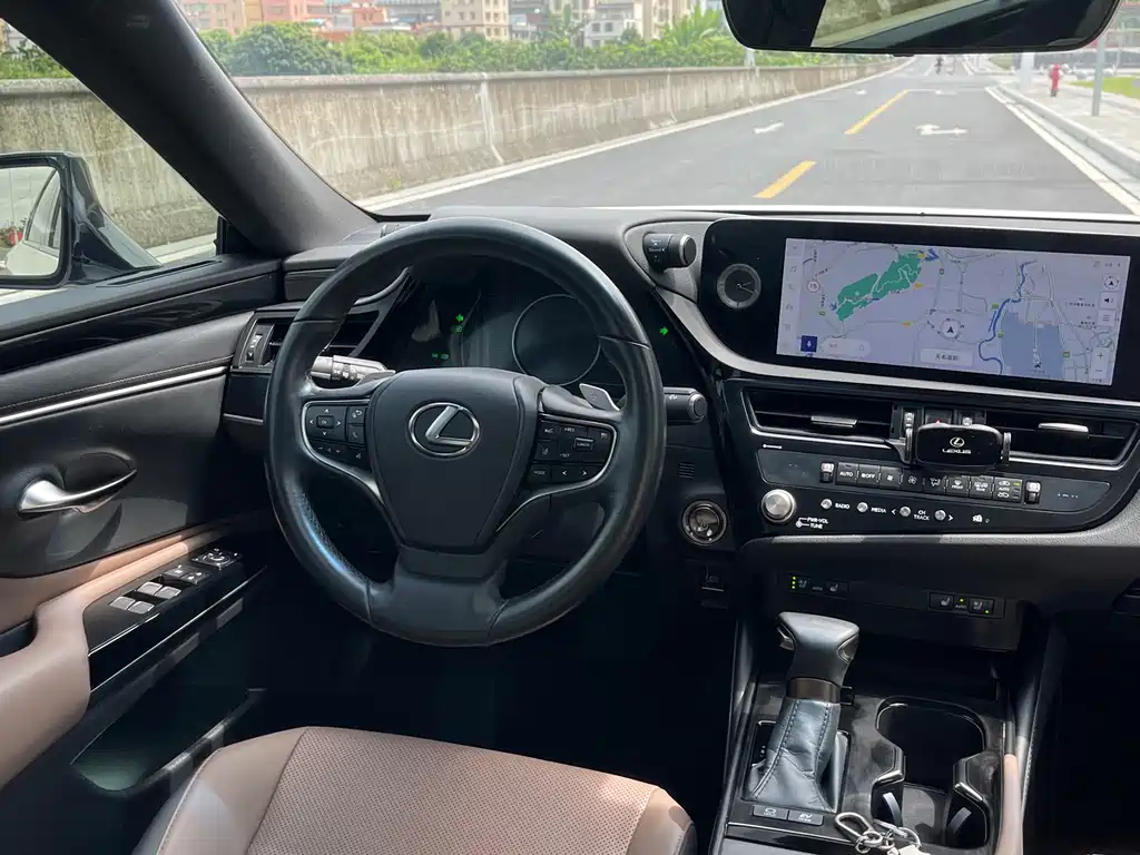 Lexus ES 2023