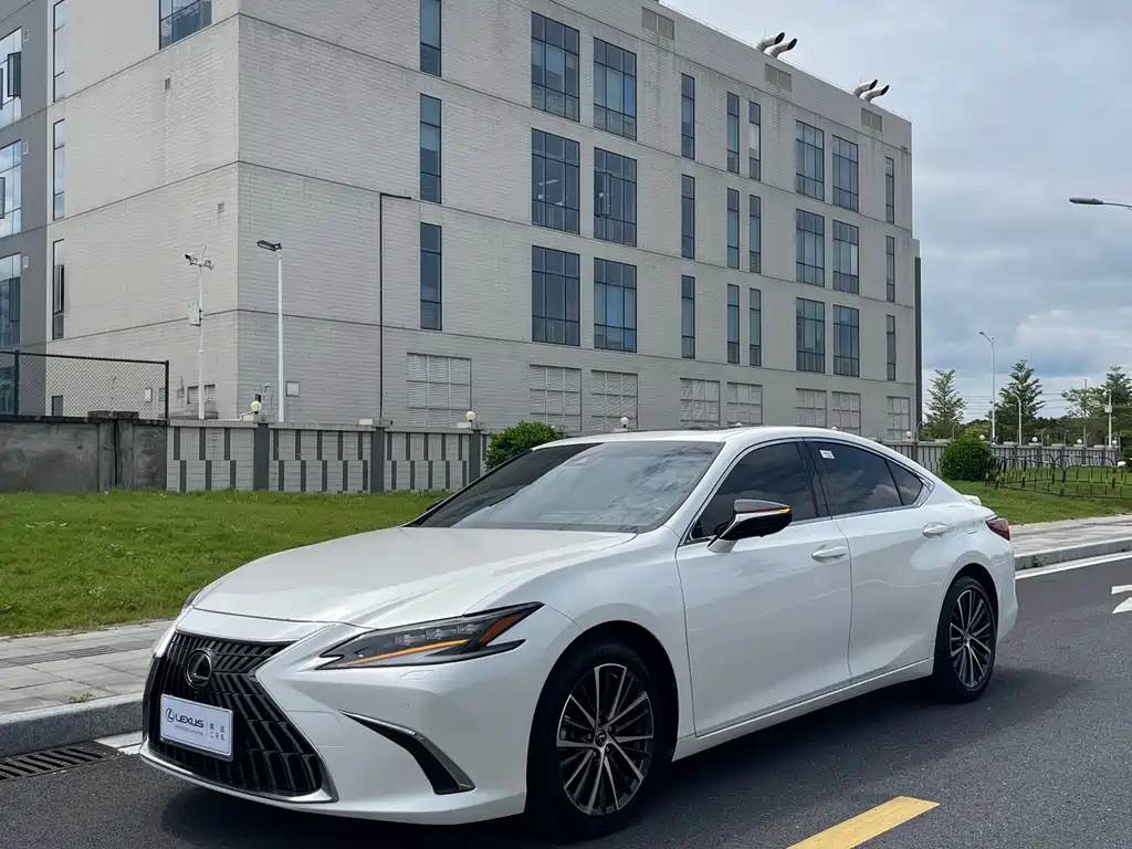 Lexus ES 2023