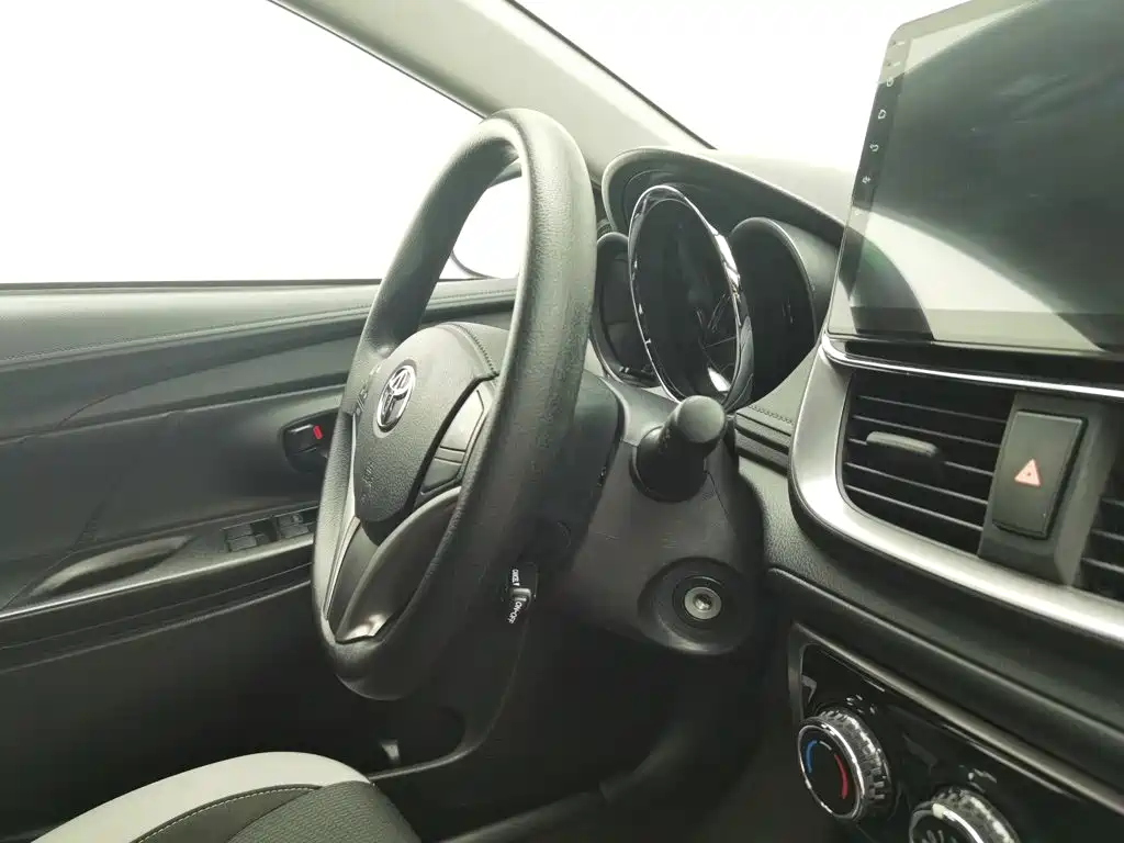 Toyota Yaris L 2022 — фото 22