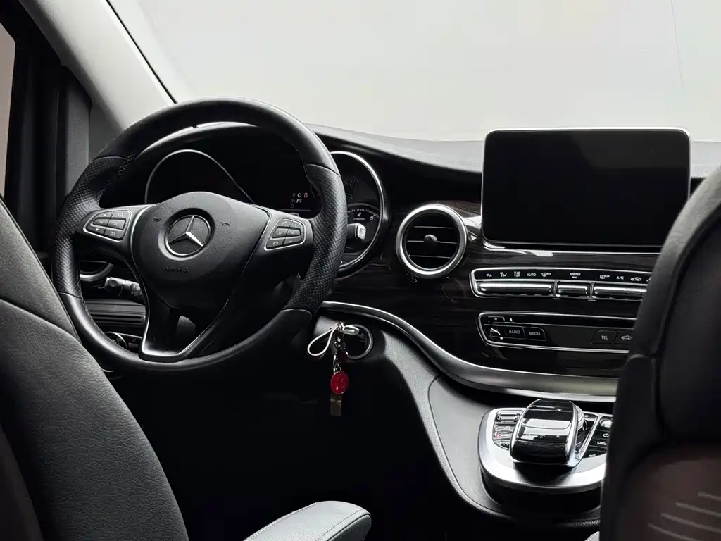Mercedes-Benz V-Class 2020 — фото 21