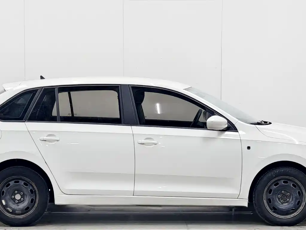 Skoda Rapid Spaceback 2015 — фото 8