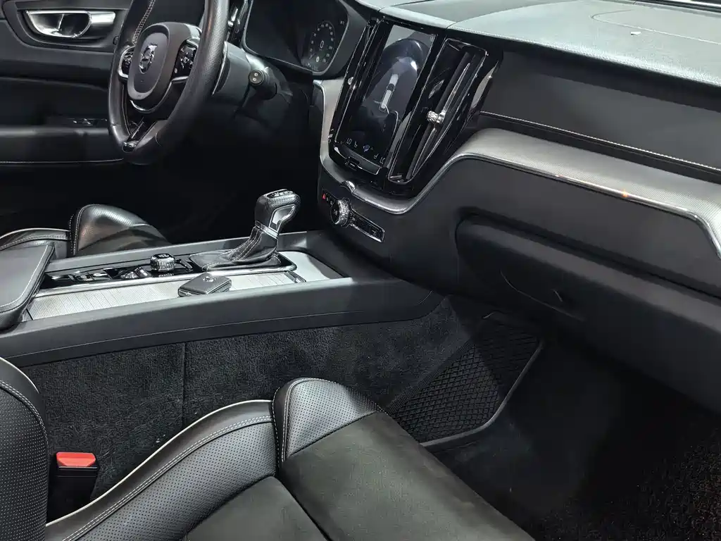 Volvo XC60 2018 — фото 13