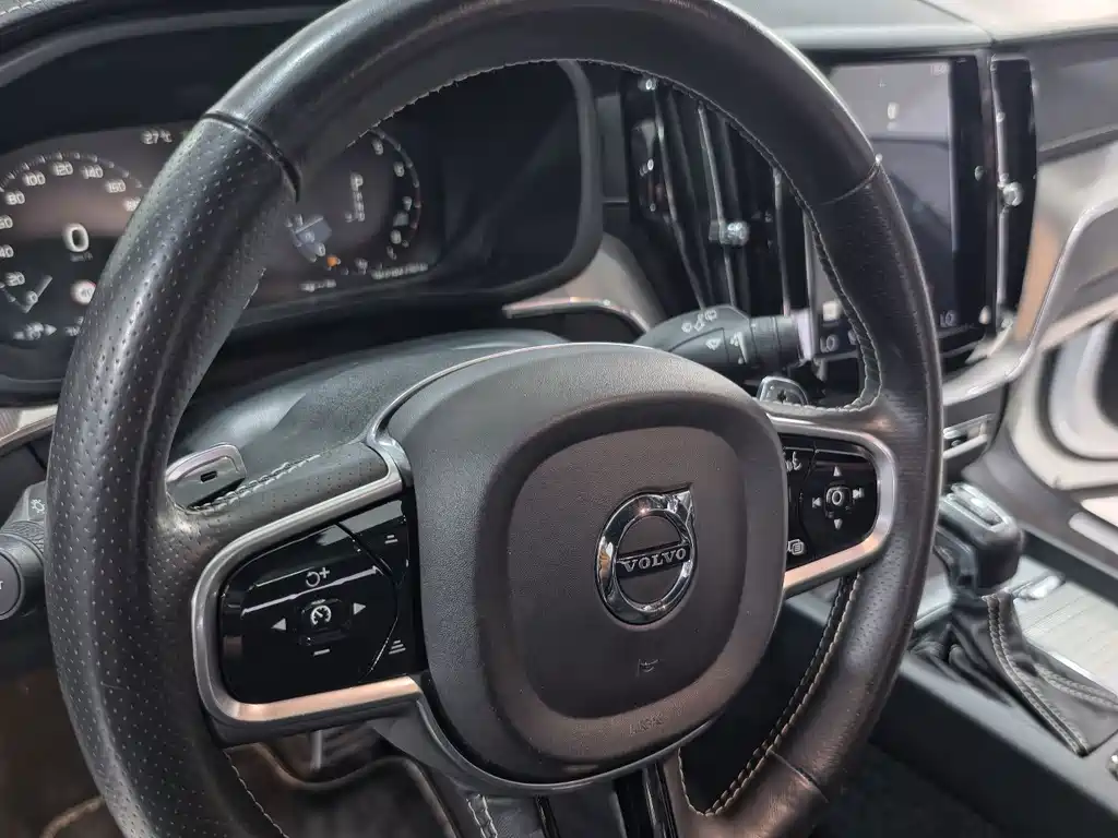 Volvo XC60 2018 — фото 15