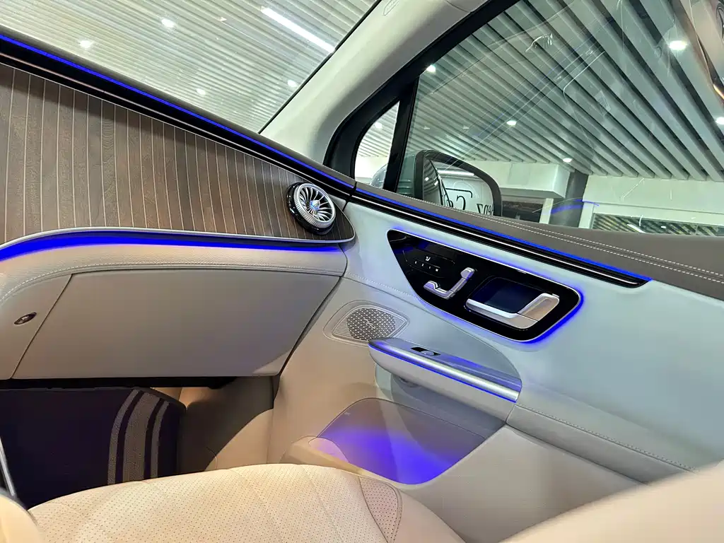 Mercedes-Benz EQE SUV 2024 — фото 19