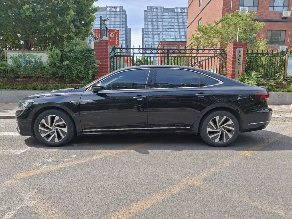 Volkswagen Passat PHEV 2024 — фото 4