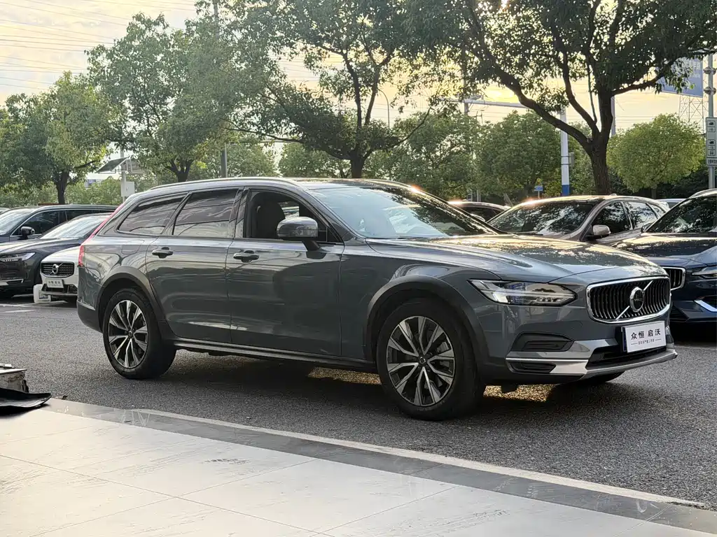 Volvo V90 2023