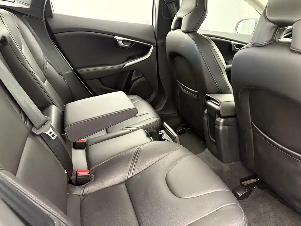Volvo V40 2017 — фото 14