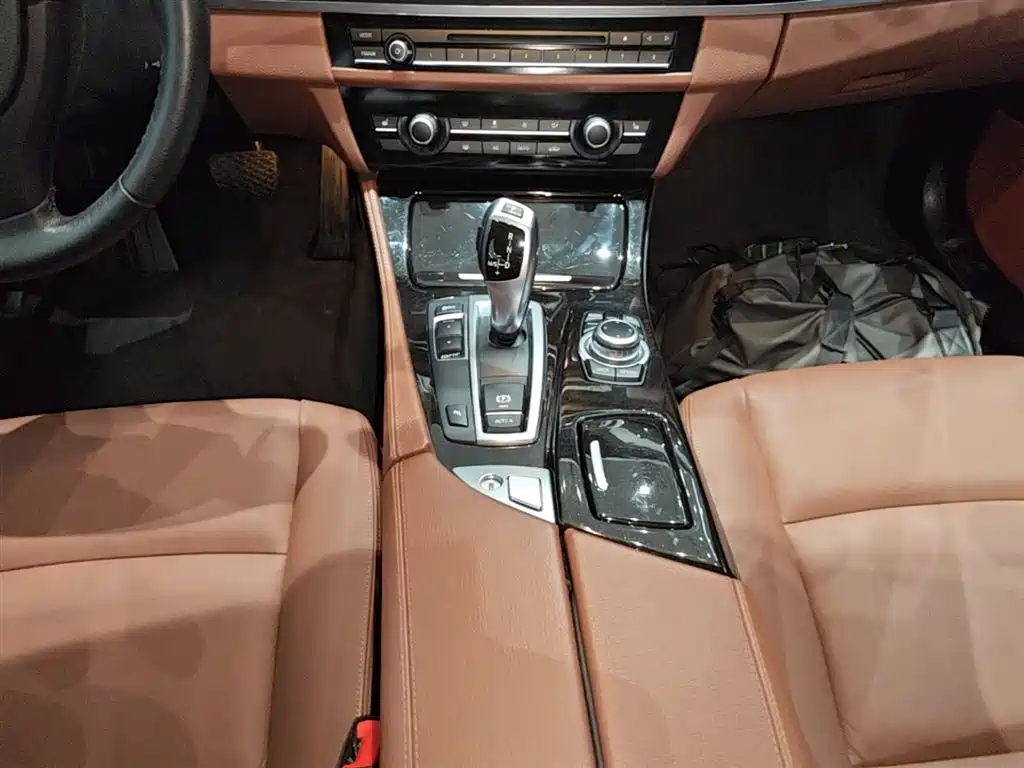 BMW 5 Series 2015 — фото 14