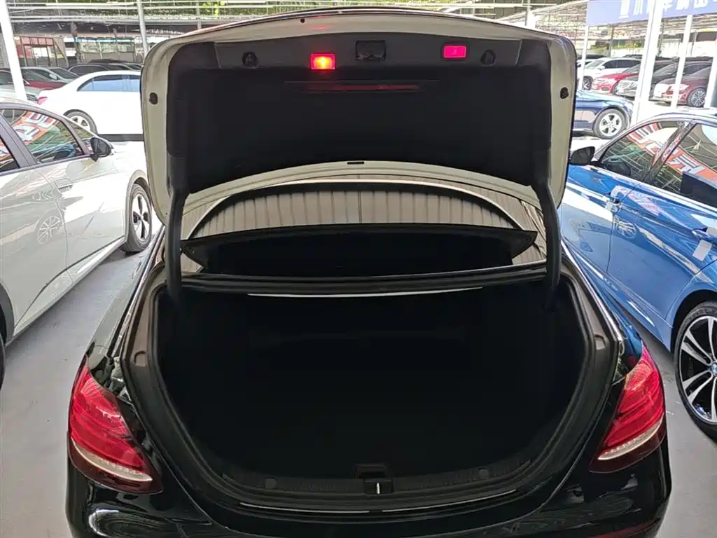 Mercedes-Benz E-Class 2018 — фото 19