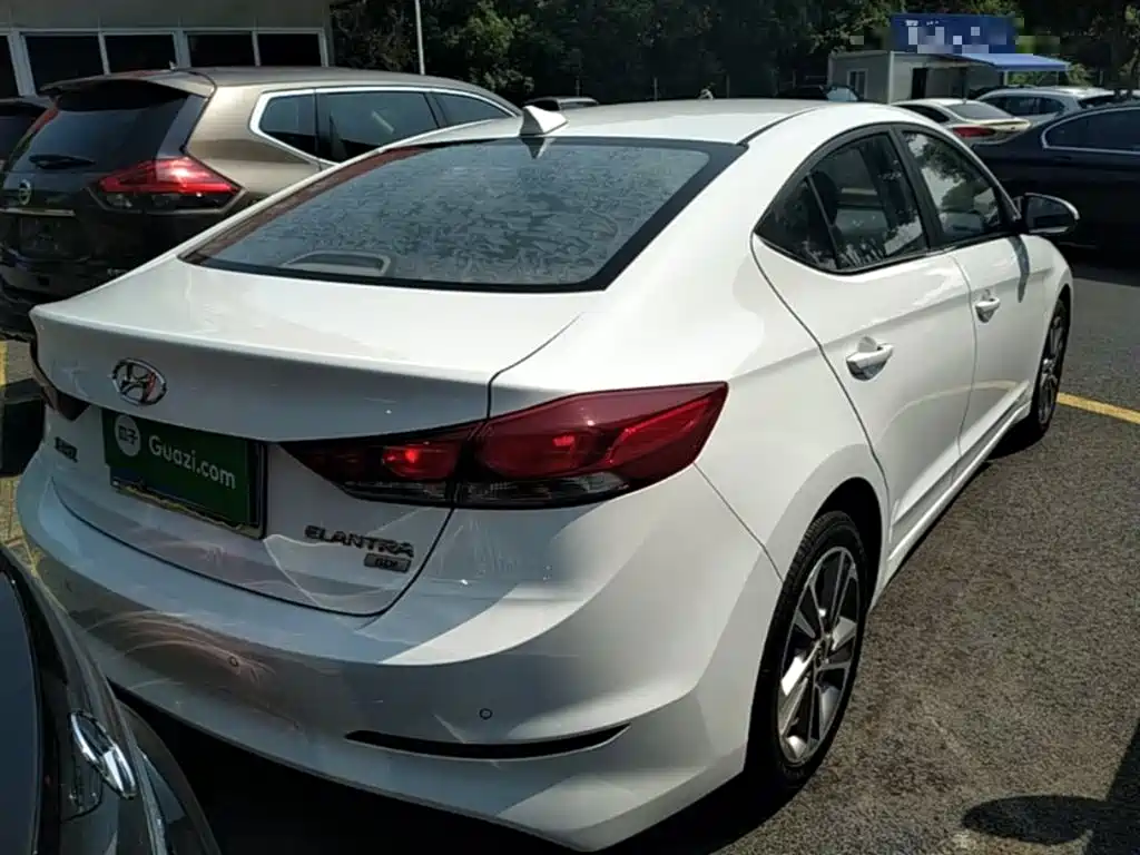 Hyundai Elantra 2017 — фото 7