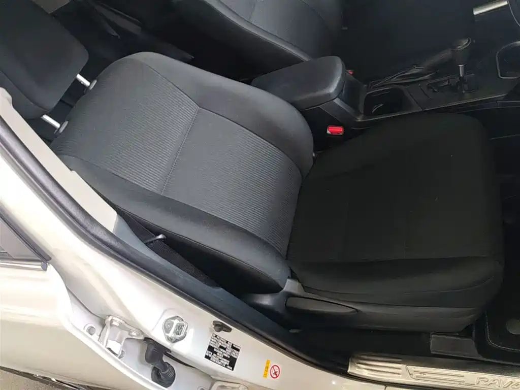 Toyota RAV4 2017 — фото 25