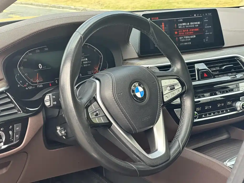 BMW 5 Series 2020 — фото 10