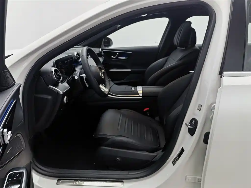 Mercedes-Benz C-Class 2025 — фото 10