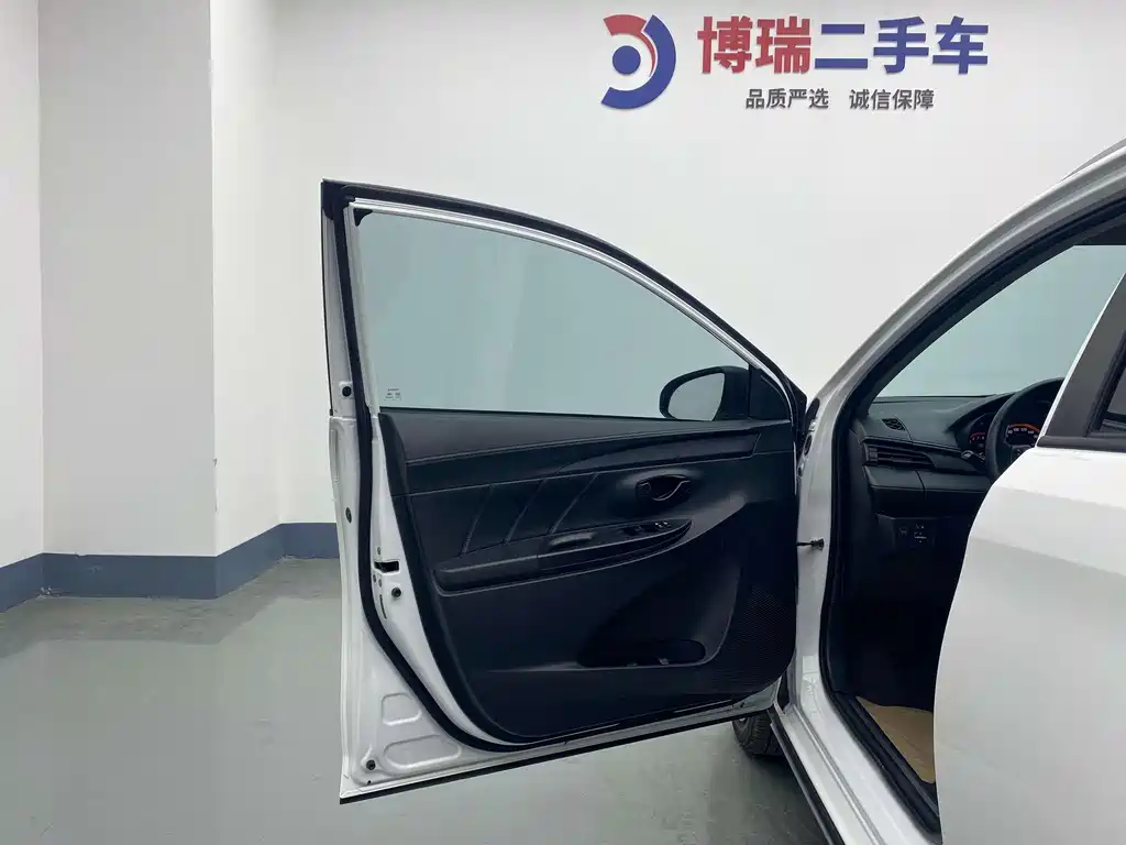 Toyota Yaris L 2022 — фото 26