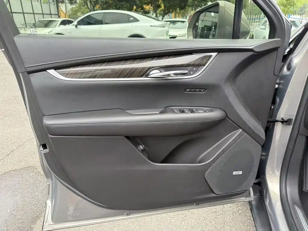Cadillac XT5 2017 — фото 14