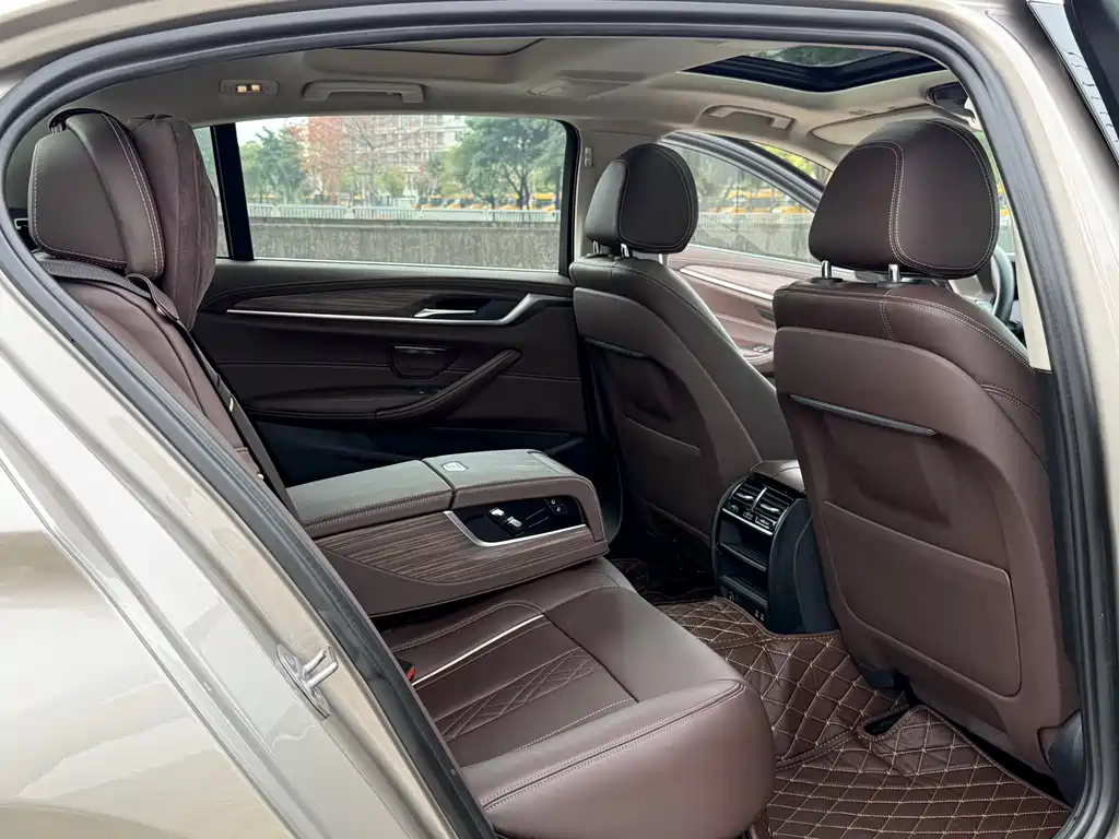 BMW 5 Series 2019 — фото 15