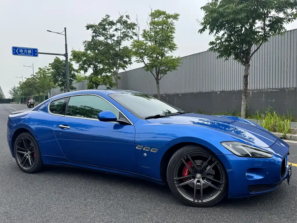 Maserati GranTurismo 2015 — фото 9