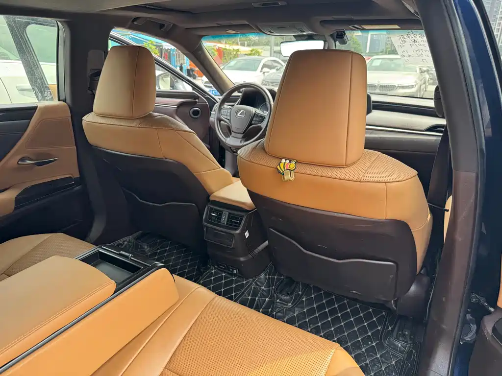 Lexus ES 2019 — фото 10