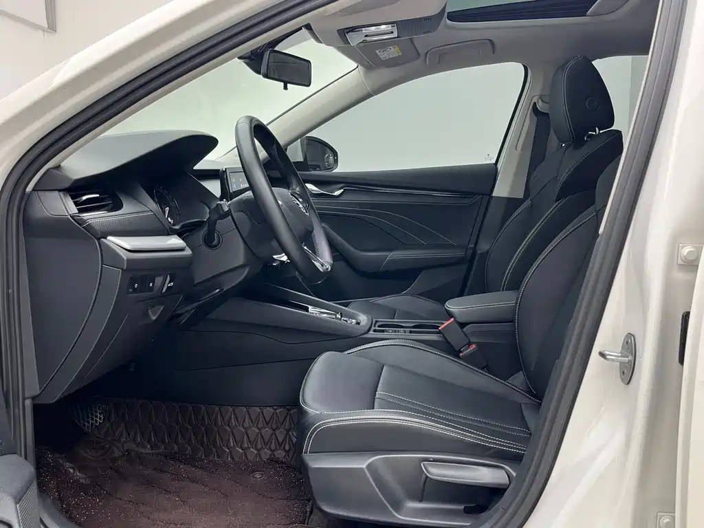 Skoda Octavia 2023 — фото 8