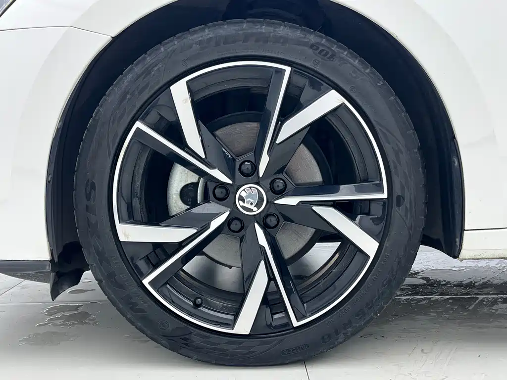 Skoda Octavia 2023 — фото 14