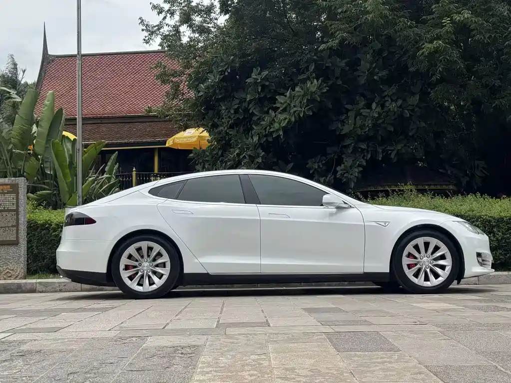 Tesla Model S 2014 — фото 13