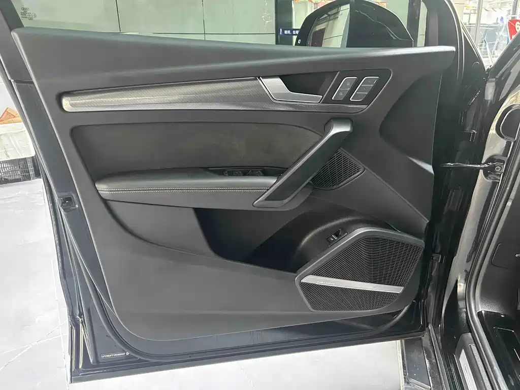 Audi Q5L Sportback 2024 — фото 15