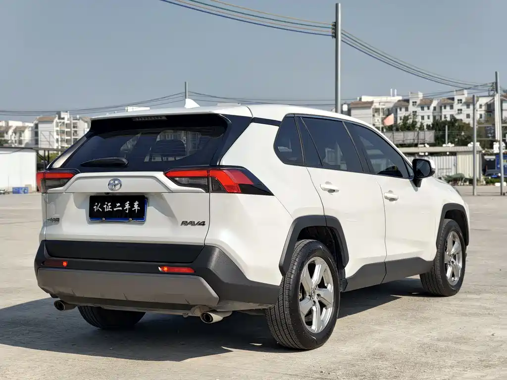 Toyota RAV4 2022 — фото 10