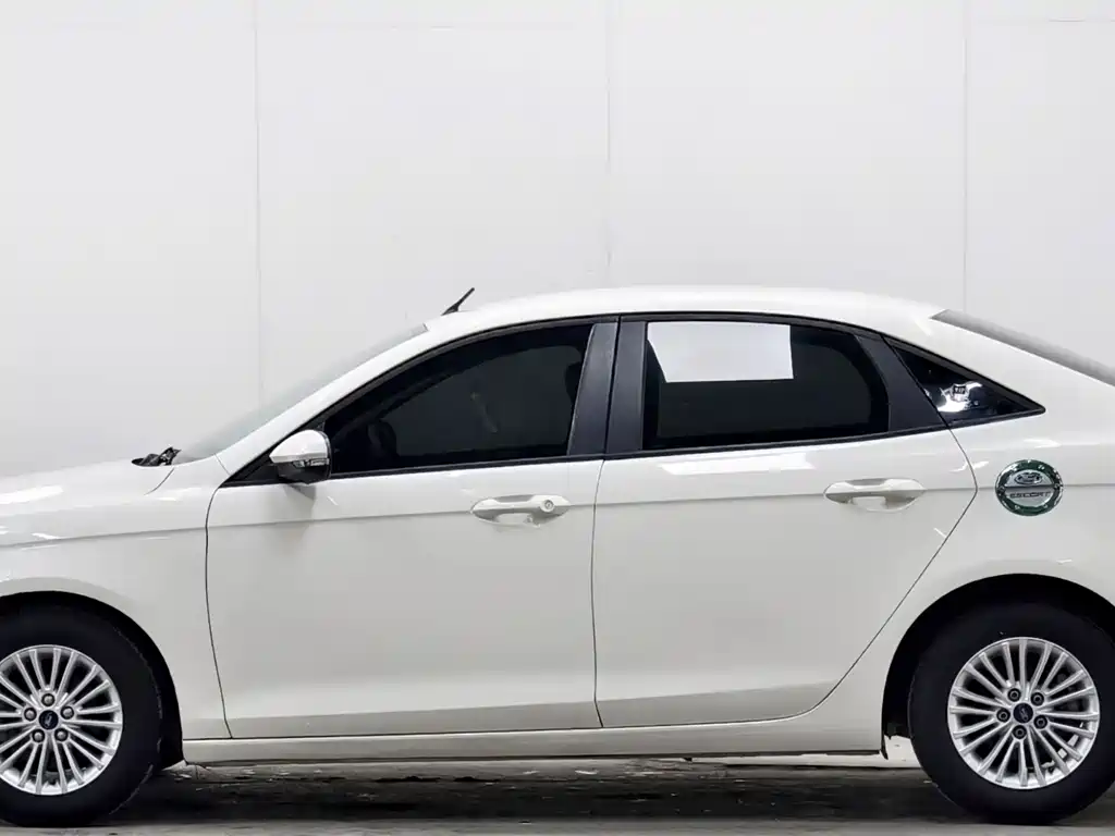 Ford Escort 2015 — фото 7