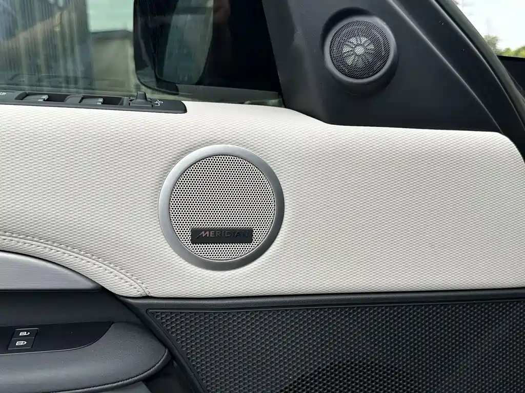 Land Rover Discovery 2023 — фото 10