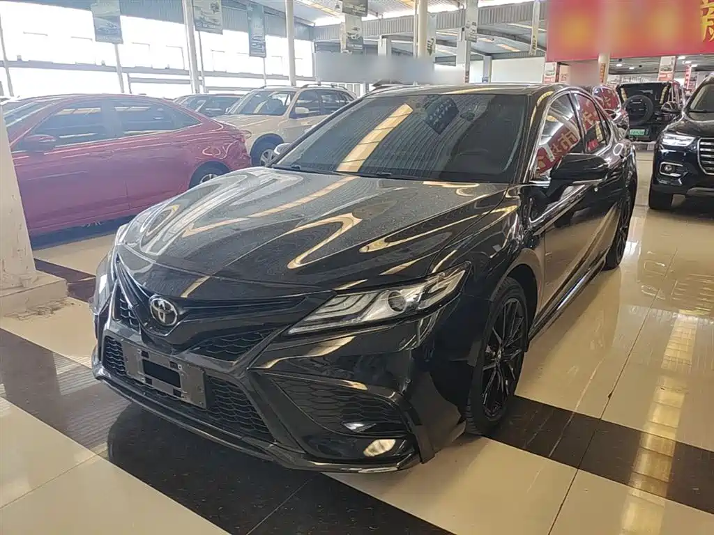 Toyota Camry 2023 — фото 1