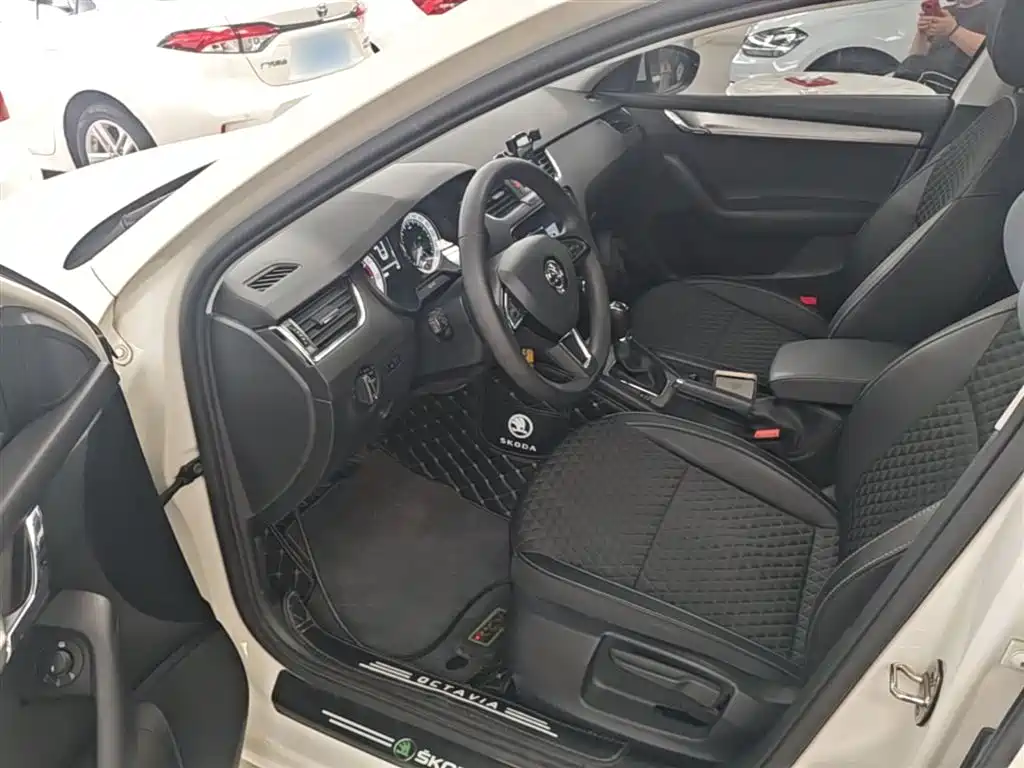 Skoda Octavia 2021 — фото 16