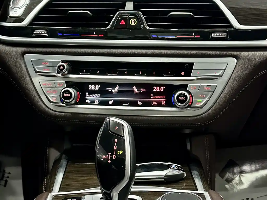 BMW 7 Series 2021 — фото 10