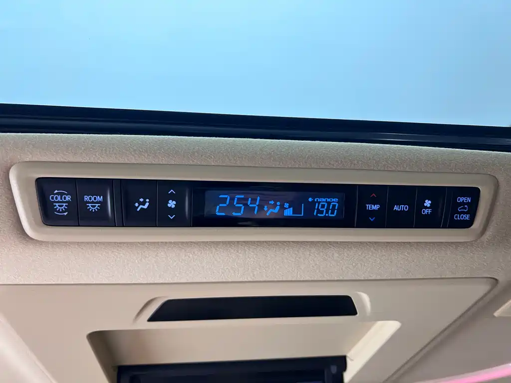 Toyota Alphard 2018 — фото 32