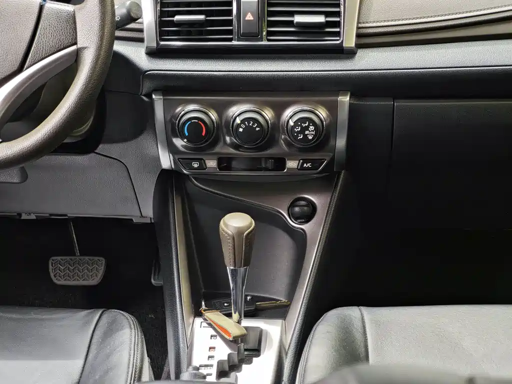 Toyota Yaris L 2014 — фото 12