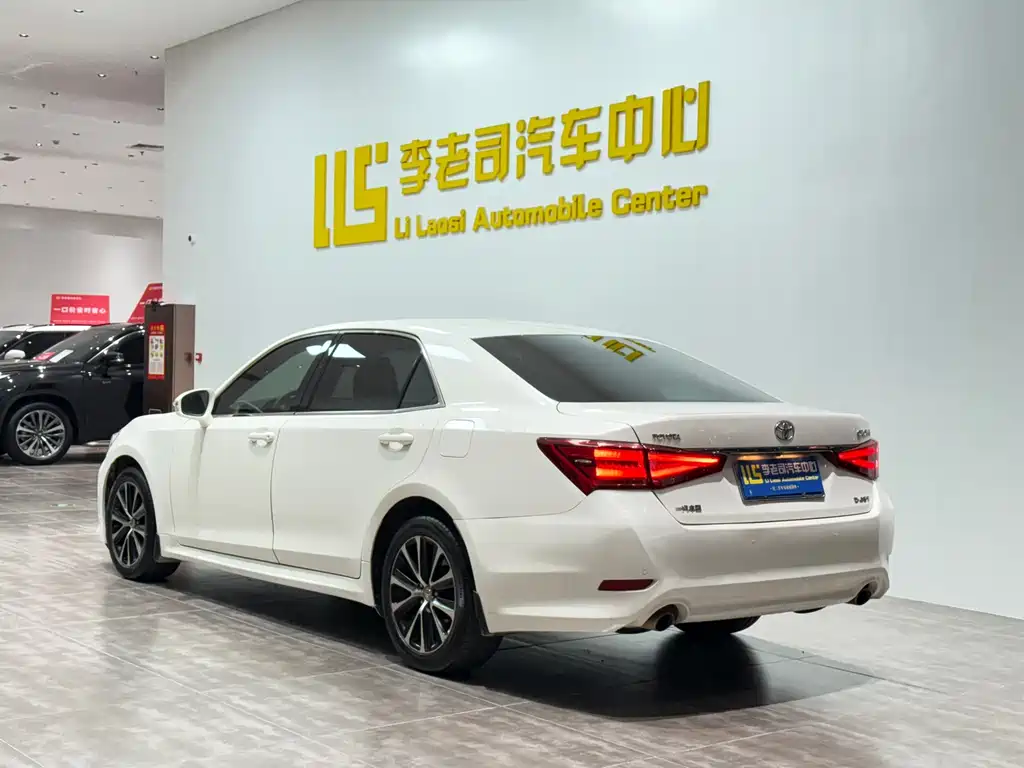 Toyota Crown 2018 — фото 6