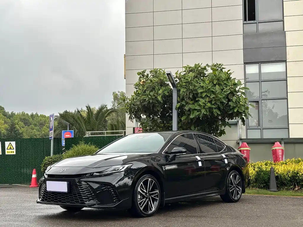 Toyota Camry 2024 — фото 1