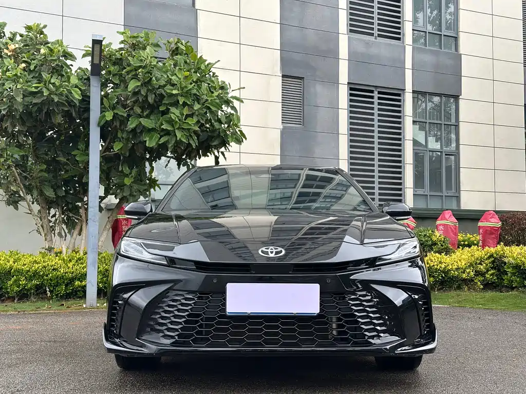 Toyota Camry 2024 — фото 2