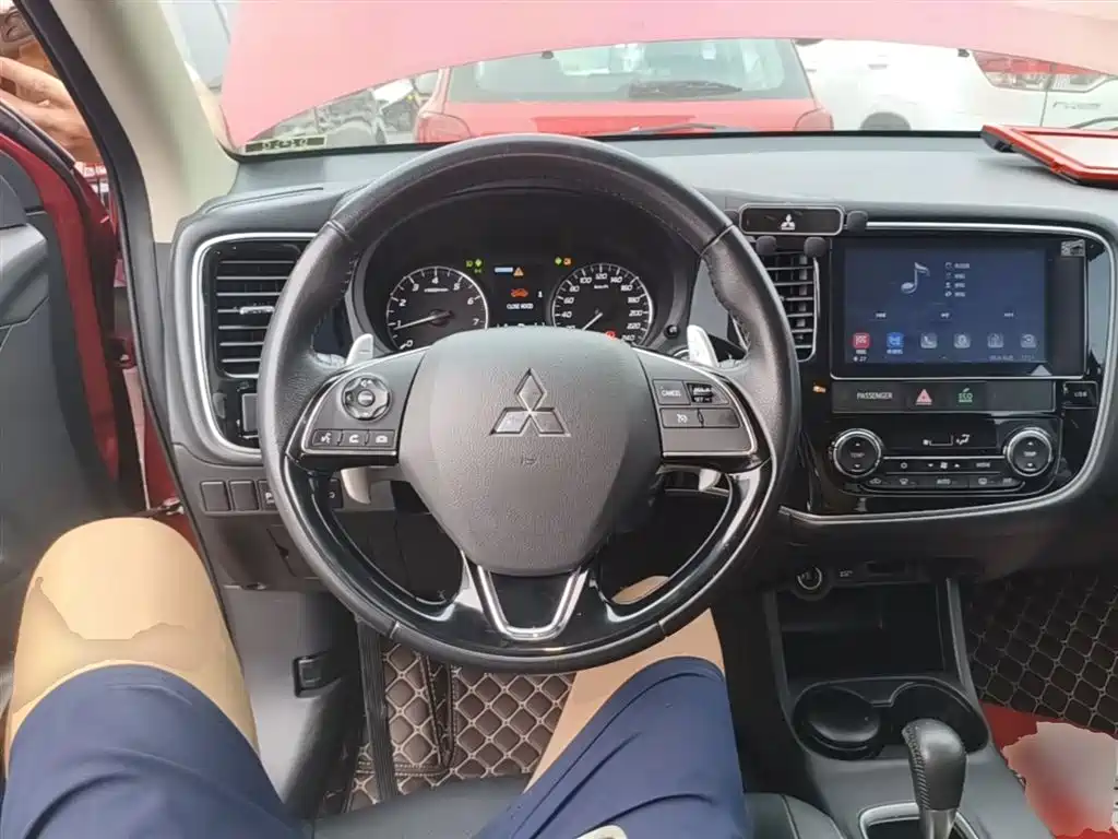 Mitsubishi Outlander 2017 — фото 11